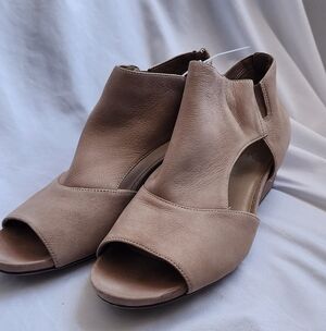 Naturalizer Tan Peep-Toe Mules